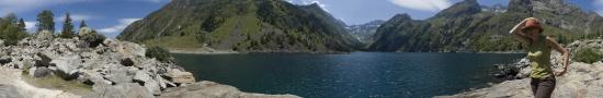 Au bord du lac Lauvitel dans le parc des Ecrins